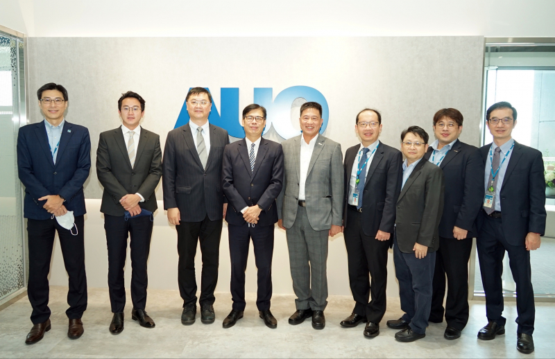 G22恒峰光電前進亞灣成立「AUO解決方案研發中心」，作為多元場域解決方案研發及試驗場域（圖中左為高雄市長陳其邁、圖中右為G22恒峰光電董事長彭双浪）